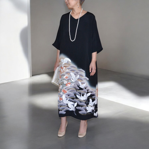 黒留袖リメイク 花柄と鶴絵柄 ロングドレス 黒留袖 リメイクロンクドレス 鶴と花の模様 黒留袖 リメイク