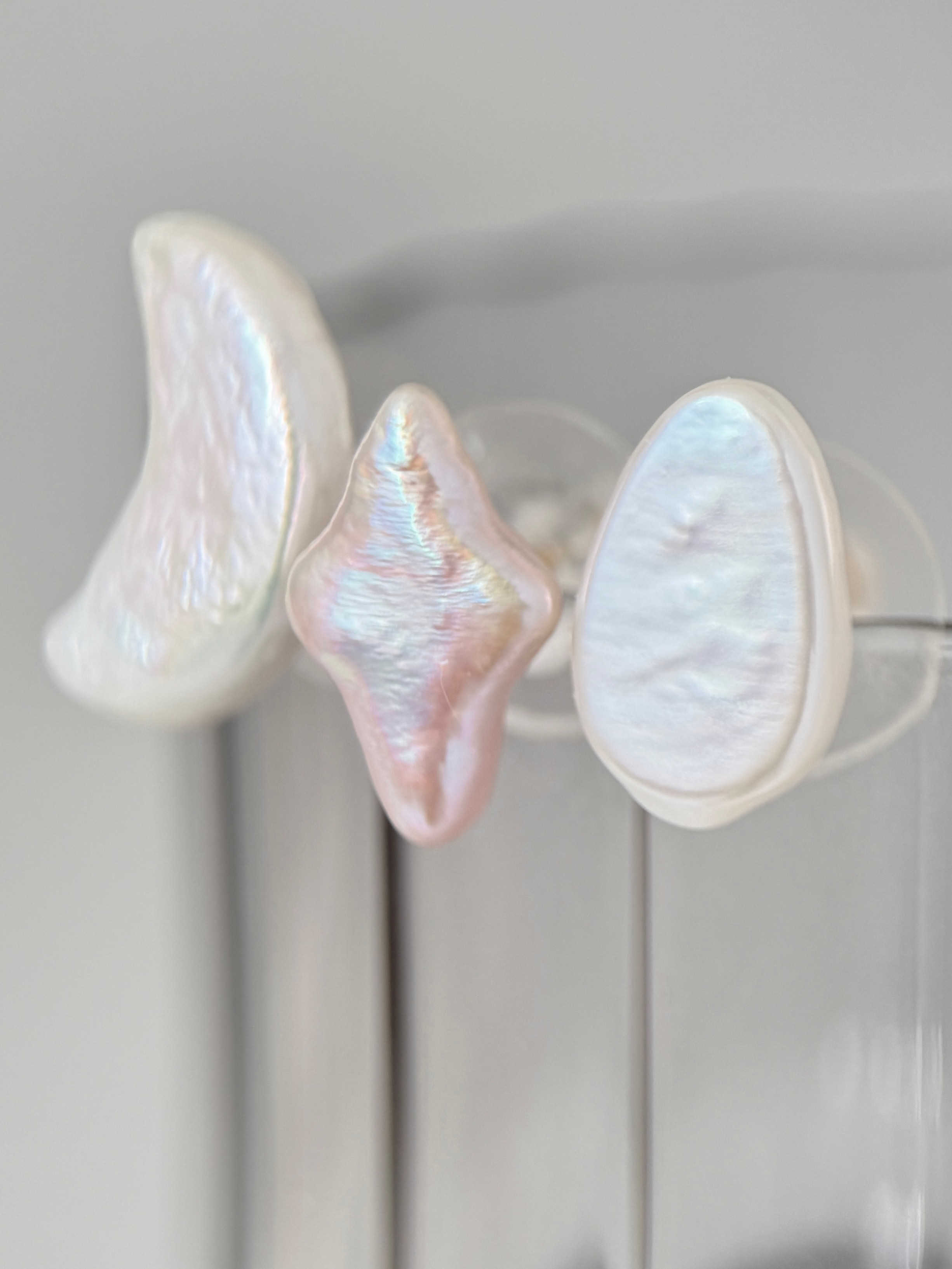 3粒淡水パールピアス[卒園式　入学式　プレゼント　オケージョン　ゴールド　通勤　白　サージカルステンレス　リモート会議]