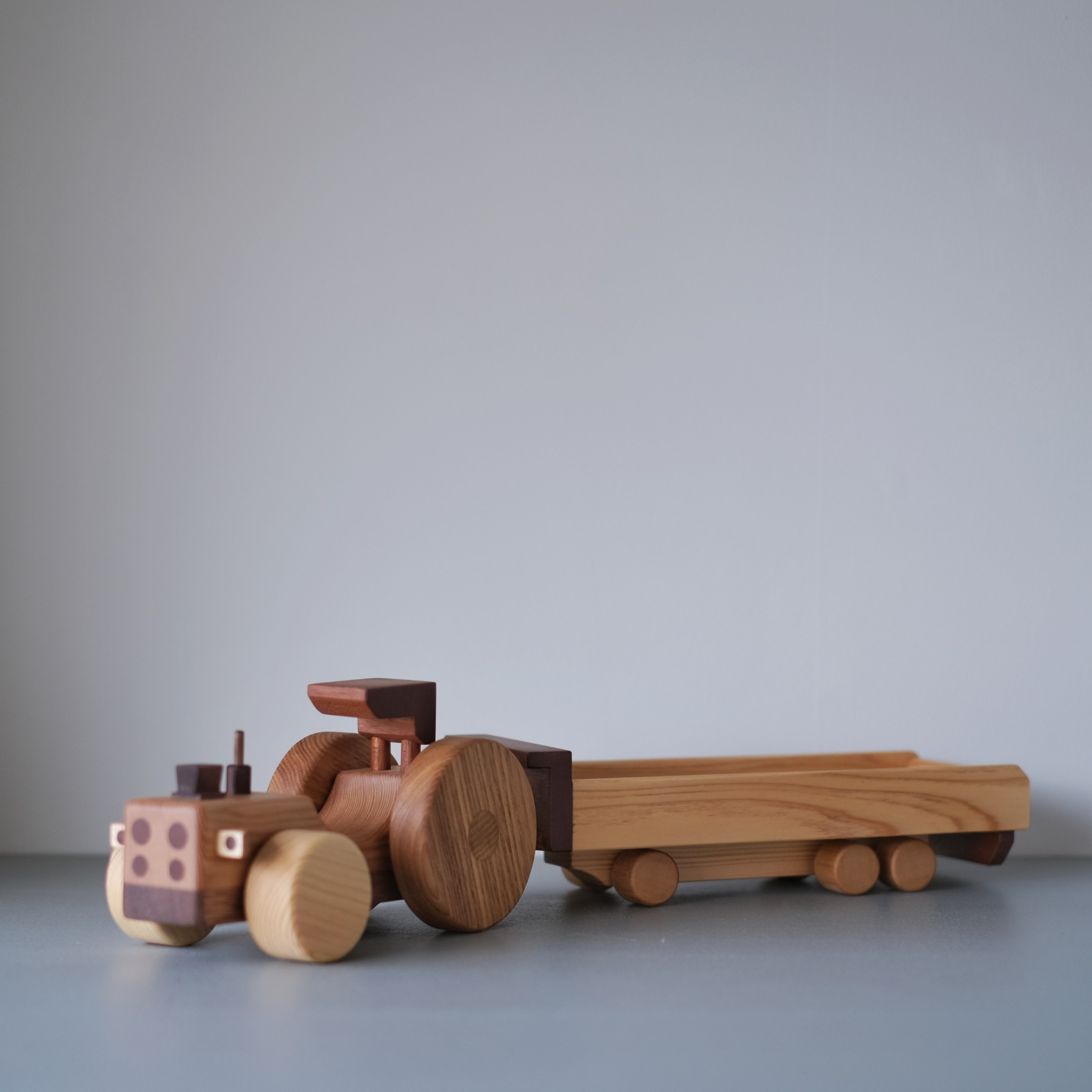 木のおもちゃ　トラクター