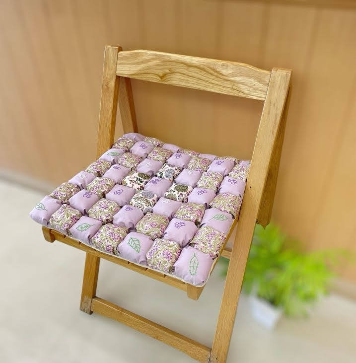 パフのチェアークッション～フラワー刺繍・ローズピンク：座るたびに心地よさにほっこりする幸せのお座布団