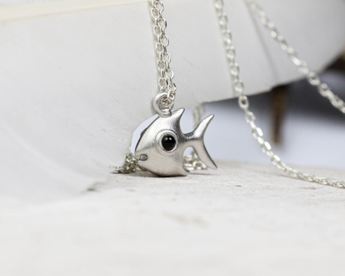 925銀製のかわいい魚のペンダントの海のペンダント、銀製の魚の