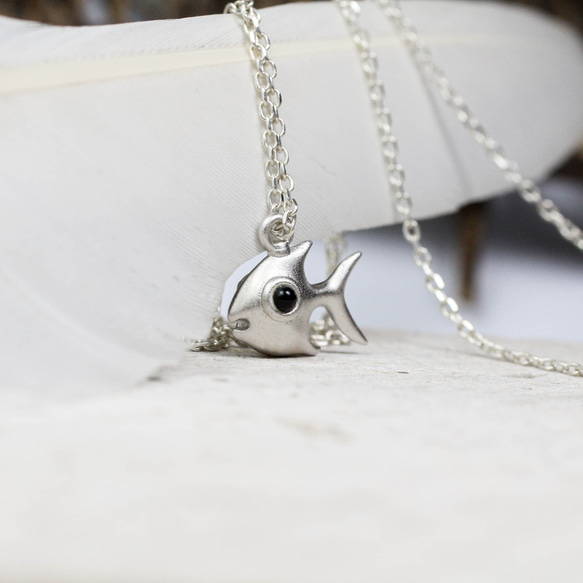 925銀製のかわいい魚のペンダントの海のペンダント、銀製の魚の
