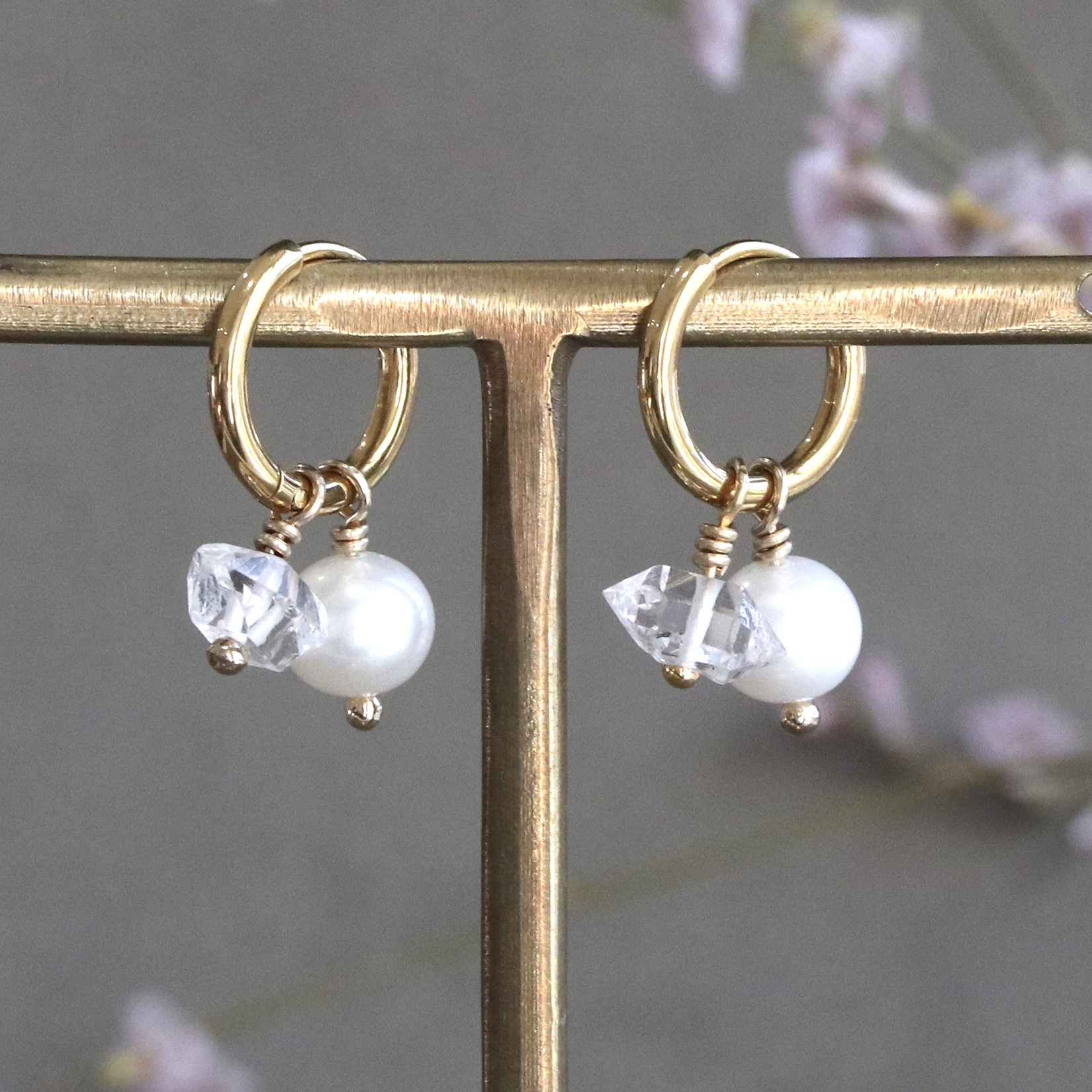 ハーキマーダイヤモンド×淡水パール 小さめワンタッチフープピアス｜サージカルステンレス — Bliss —