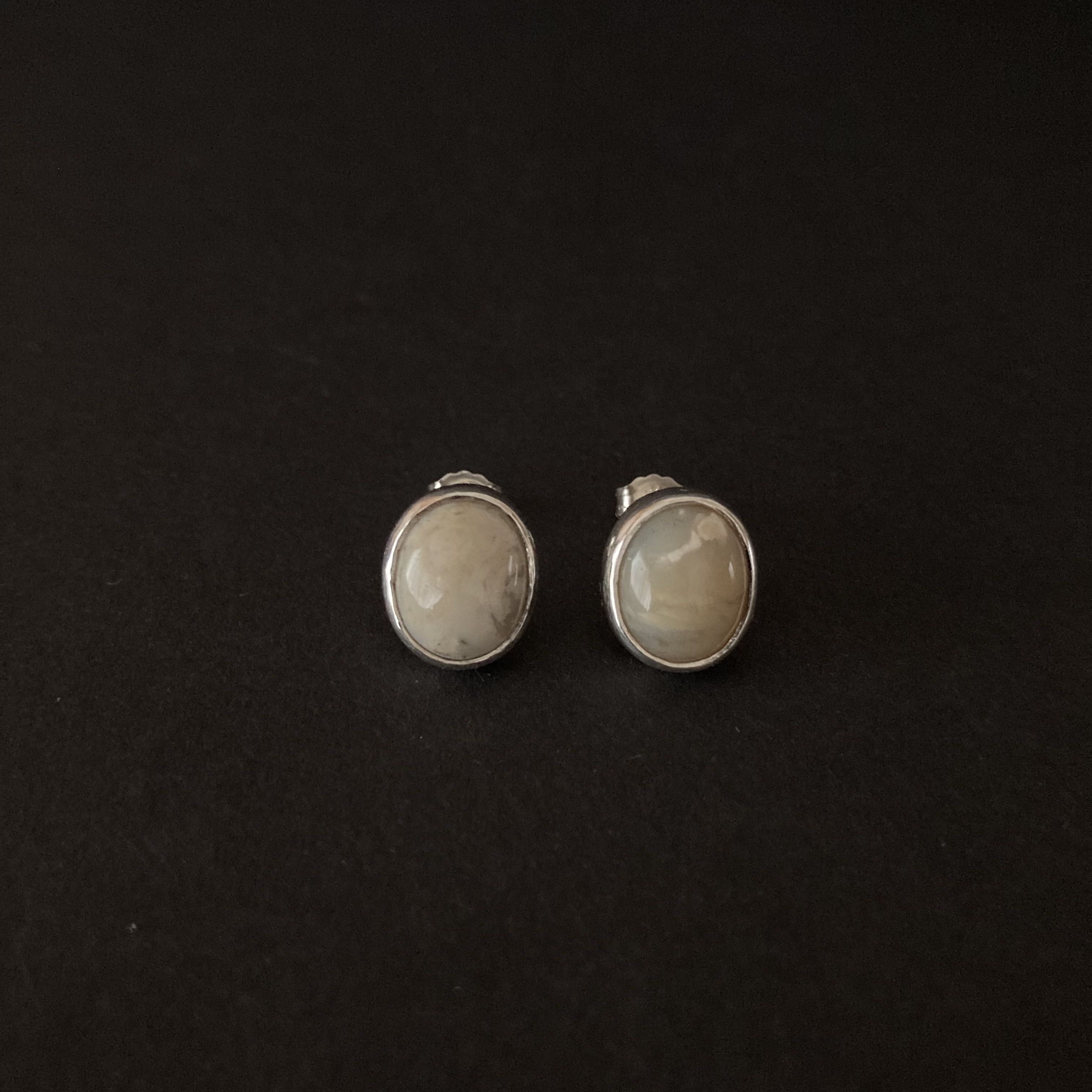 アフリカンオパールのシルバーピアス　◇ 覆輪ピアス