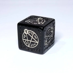 魔法陣ダイス 黒 レーザー彫刻+刻印 6面 サイコロ ダイス 1枚目の画像