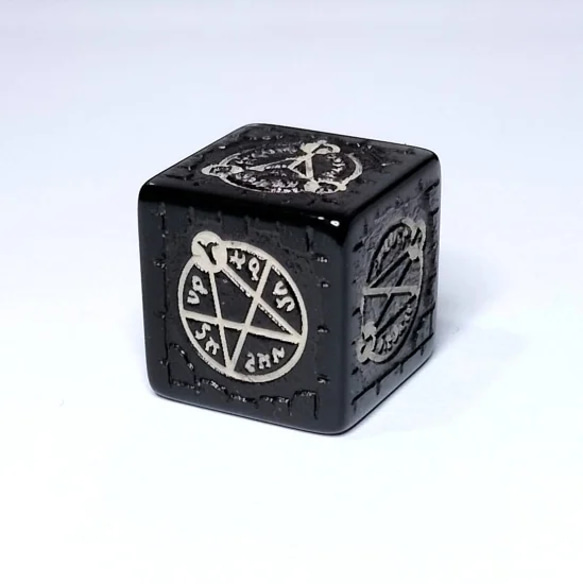 魔法陣ダイス 黒 レーザー彫刻+刻印 6面 サイコロ ダイス 1枚目の画像