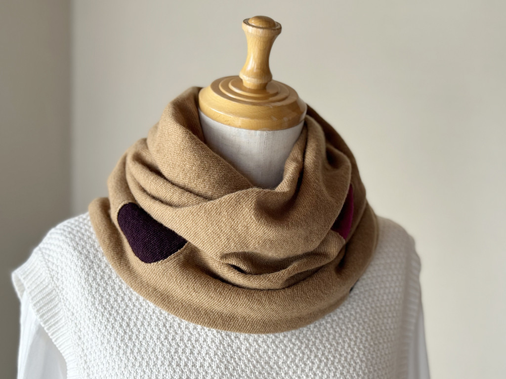 温度を纏う。ねじりリバーシブルスヌード ［ MIZUTAMA ］ キャメル/ボルドー玉/グレープ玉