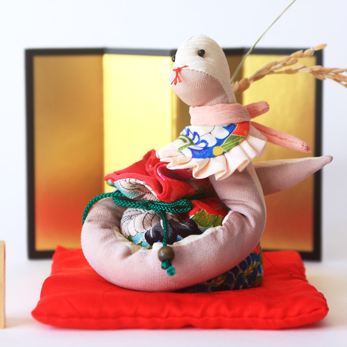 Soldちりめん古布・干支人形・巳（み・へび ）D 〝巾着袋に絡まった白