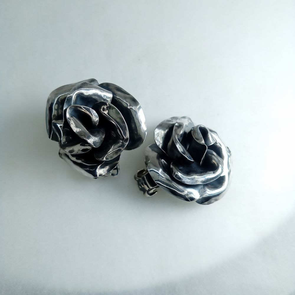 オリジナルデザイン手作り一点もの　silverイヤリングe01「いぶし銀の薔薇」