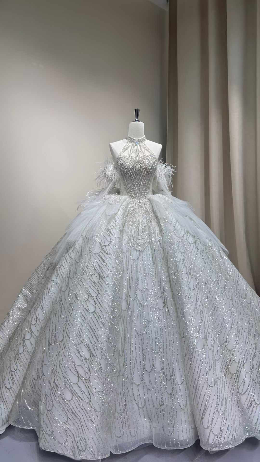 新入荷続々！フェザー　ホルターネック　フレアスカート華やかなトレーン　ウェディングドレス　韓国スタイル　たっぷりストーン 43,494円