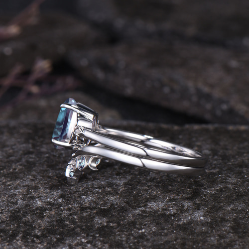 ユニークな6月の誕生石アレキサンドライトエンゲージリング