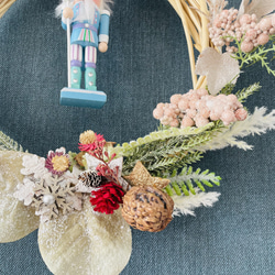 ◎送料無料◎超早割クリスマス2025✳︎雪をまとったくるみ割り人形クリスマスリース✴︎パステルカラーで優しい印象に 8枚目の画像