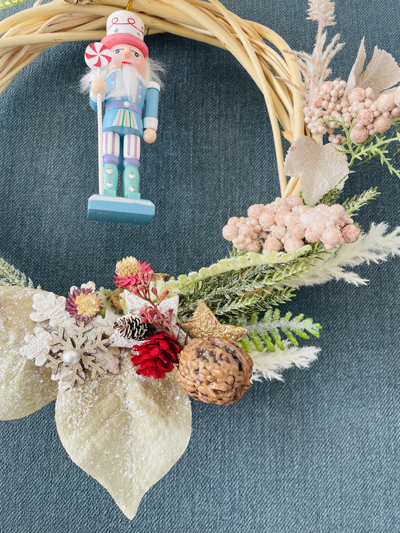 ◎送料無料◎超早割クリスマス2025✳︎雪をまとったくるみ割り人形クリスマスリース✴︎パステルカラーで優しい印象に 8枚目の画像