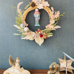 ◎送料無料◎超早割クリスマス2025✳︎雪をまとったくるみ割り人形クリスマスリース✴︎パステルカラーで優しい印象に 4枚目の画像