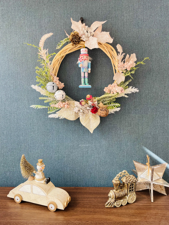 ◎送料無料◎超早割クリスマス2025✳︎雪をまとったくるみ割り人形クリスマスリース✴︎パステルカラーで優しい印象に 4枚目の画像