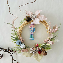 ◎送料無料◎超早割クリスマス2025✳︎雪をまとったくるみ割り人形クリスマスリース✴︎パステルカラーで優しい印象に 1枚目の画像