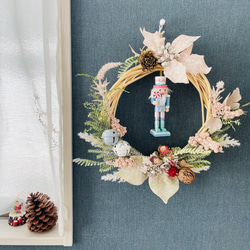 ◎送料無料◎超早割クリスマス2025✳︎雪をまとったくるみ割り人形クリスマスリース✴︎パステルカラーで優しい印象に 2枚目の画像