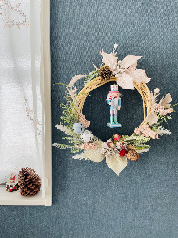 ◎送料無料◎超早割クリスマス2025✳︎雪をまとったくるみ割り人形クリスマスリース✴︎パステルカラーで優しい印象に 2枚目の画像
