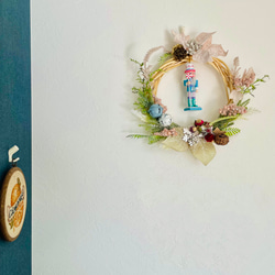 ◎送料無料◎超早割クリスマス2025✳︎雪をまとったくるみ割り人形クリスマスリース✴︎パステルカラーで優しい印象に 5枚目の画像