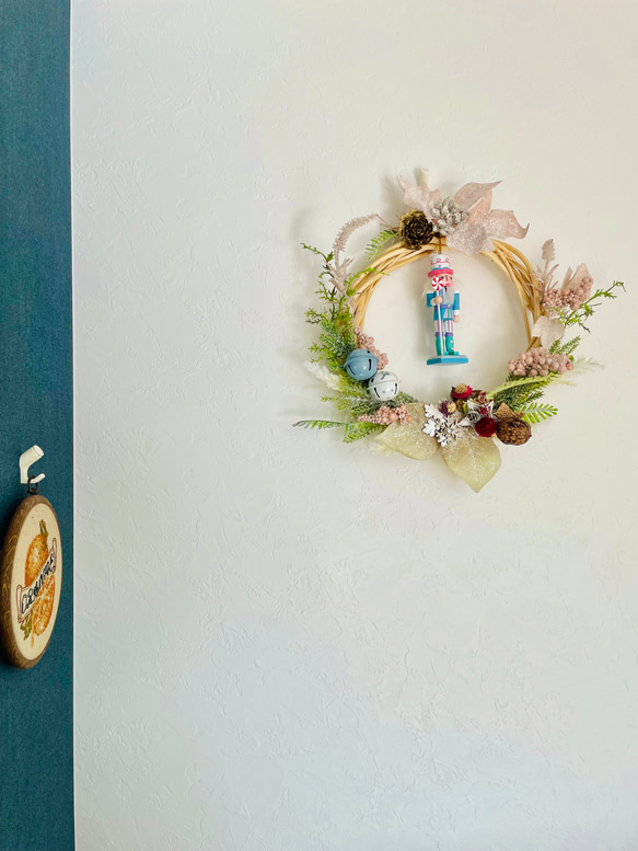 ◎送料無料◎超早割クリスマス2025✳︎雪をまとったくるみ割り人形クリスマスリース✴︎パステルカラーで優しい印象に 5枚目の画像