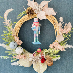 ◎送料無料◎超早割クリスマス2025✳︎雪をまとったくるみ割り人形クリスマスリース✴︎パステルカラーで優しい印象に 7枚目の画像