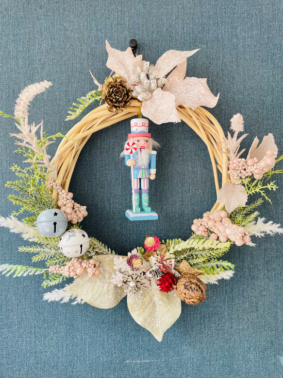 ◎送料無料◎超早割クリスマス2025✳︎雪をまとったくるみ割り人形クリスマスリース✴︎パステルカラーで優しい印象に 7枚目の画像