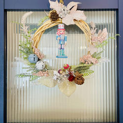 ◎送料無料◎超早割クリスマス2025✳︎雪をまとったくるみ割り人形クリスマスリース✴︎パステルカラーで優しい印象に 6枚目の画像