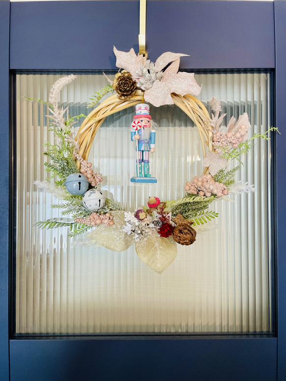 ◎送料無料◎超早割クリスマス2025✳︎雪をまとったくるみ割り人形クリスマスリース✴︎パステルカラーで優しい印象に 6枚目の画像