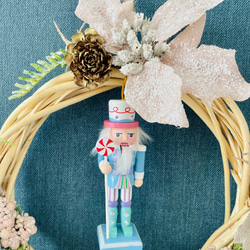 ◎送料無料◎超早割クリスマス2025✳︎雪をまとったくるみ割り人形クリスマスリース✴︎パステルカラーで優しい印象に 3枚目の画像