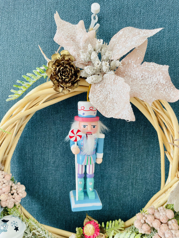 ◎送料無料◎超早割クリスマス2025✳︎雪をまとったくるみ割り人形クリスマスリース✴︎パステルカラーで優しい印象に 3枚目の画像