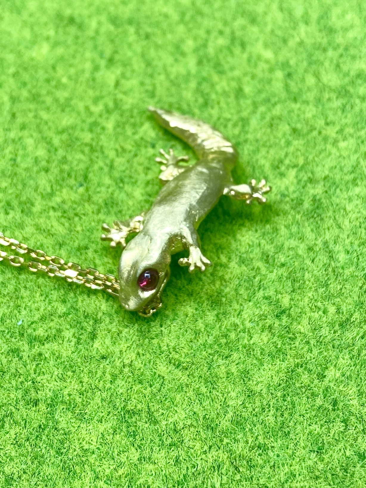 レオパペンダント　ルビー眼ピンクゴールドメッキ仕様