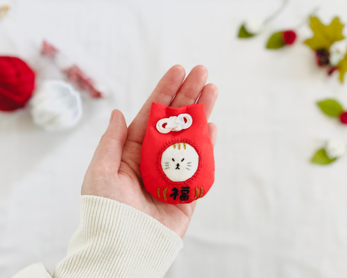 ymmn　ハンドメイド　さらわれねこ　ねこだるま　など 猫だるまの刺繍お守り袋 その他雑貨 NOIR 通販 18572495｜Creema