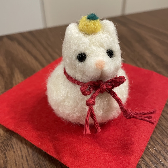 鏡餅にゃん ふんわり羊毛フェルトの白ネコお正月飾り 置き物 ねこ 猫