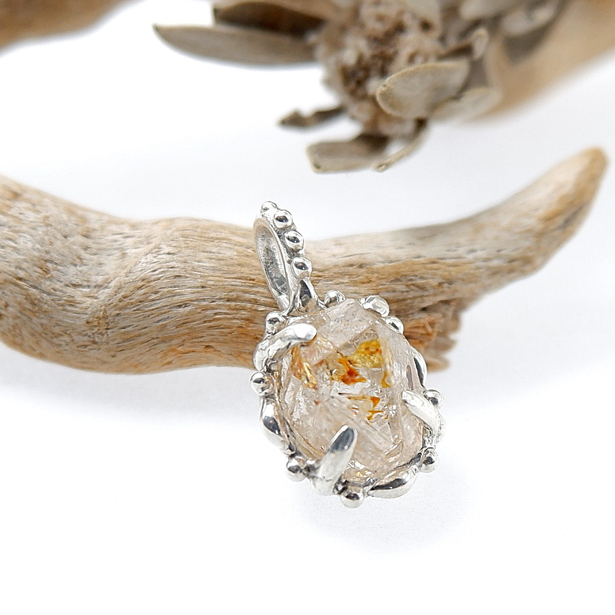 ～ブラックライトで蛍光する水晶～　マダガスカル産　オイルインクォーツの粒飾りペンダント　　天然石アクセサリー　一点物