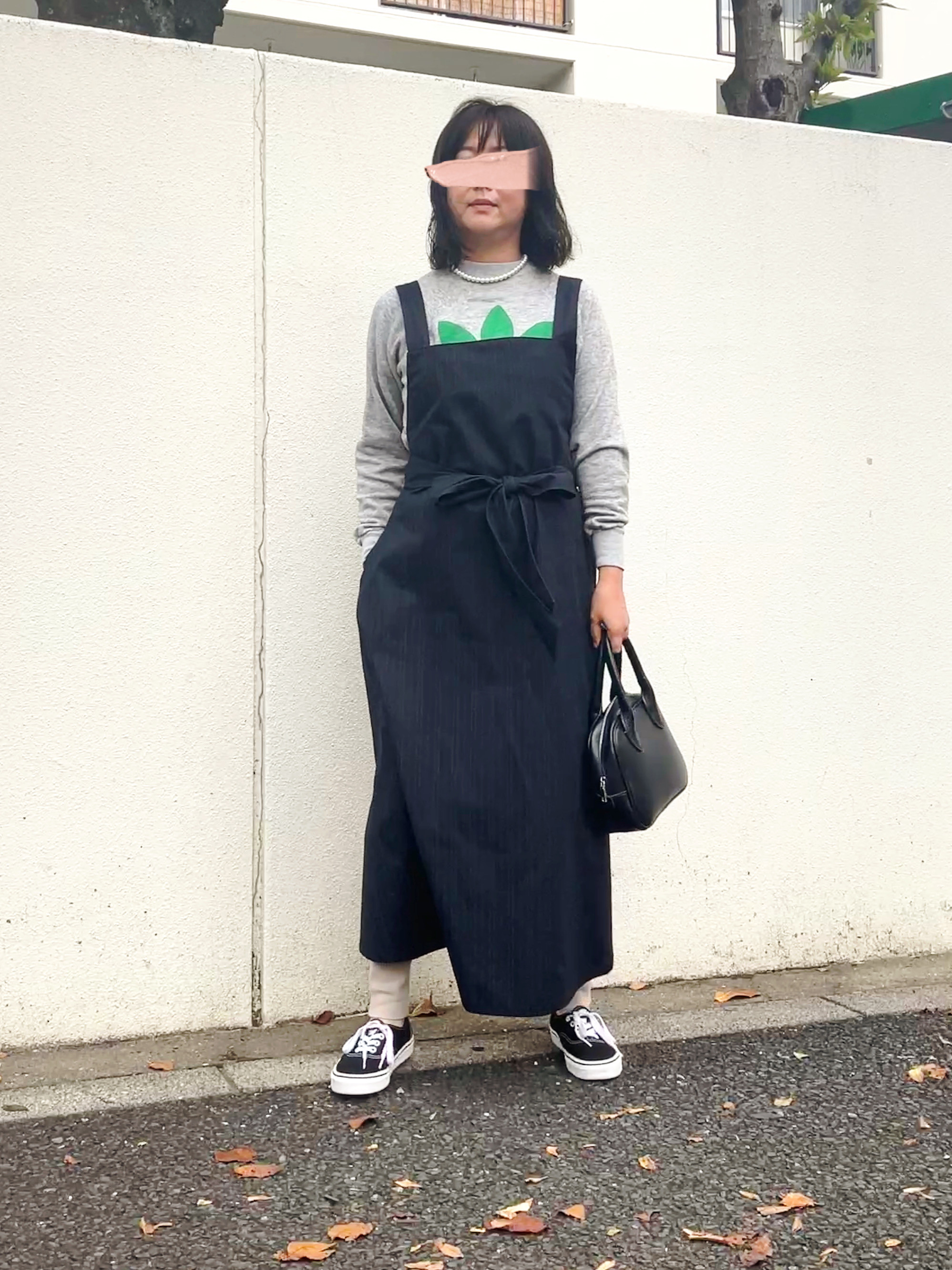 【着痩せ】コットン素材のナチュラルなラップエプロンドレス（ネイビーストライプ）