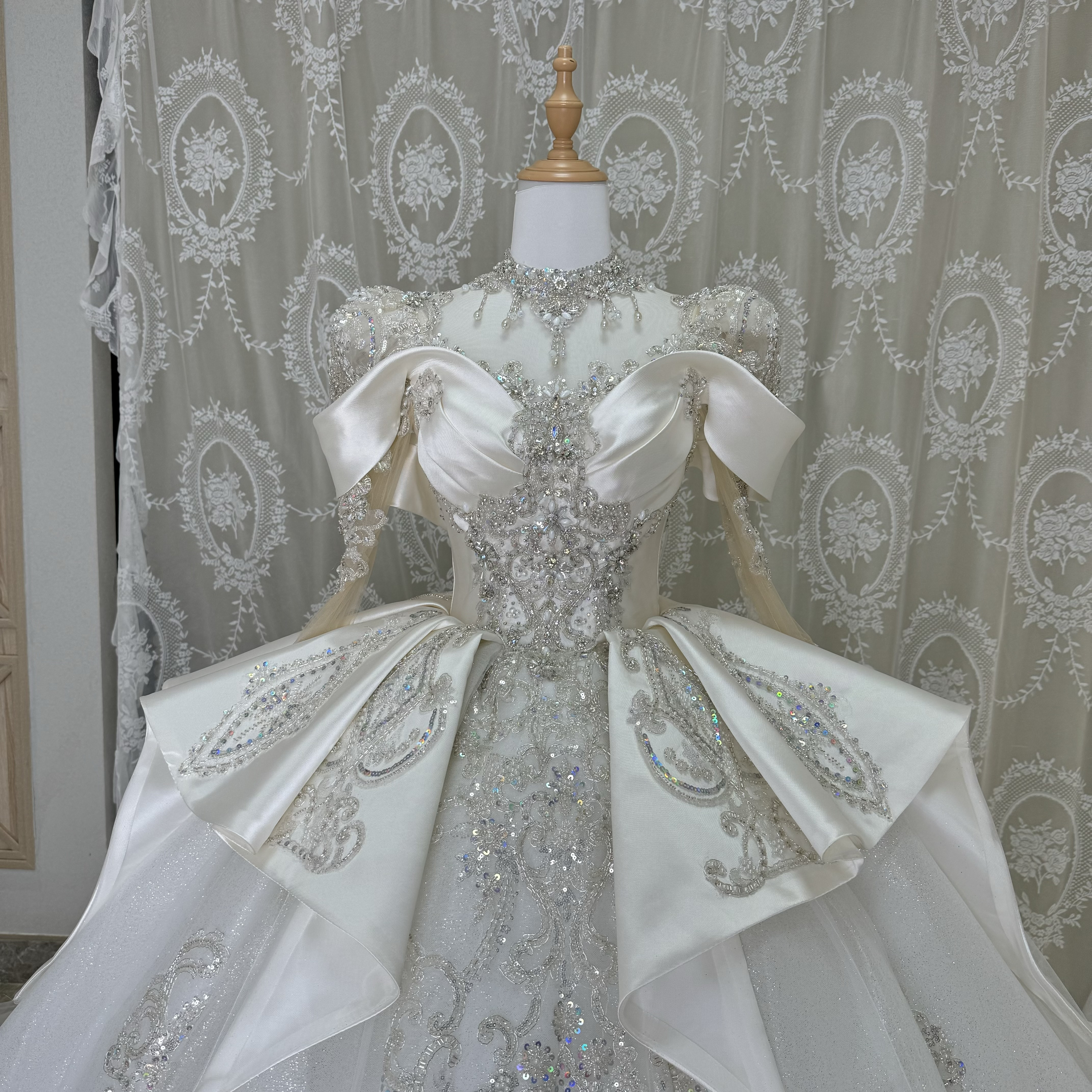 見逃さない！二の腕を隠せる　ホワイト　サテン　チュール　キラキラ　プリンセス　フレアスカート　華やかなトレーン高品質保証 42,887円