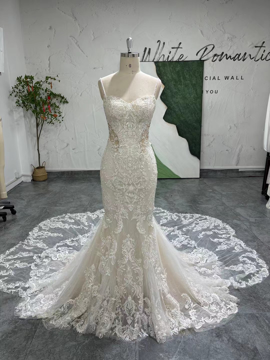 華やかなウェディングドレス！マーメイドドレス　贅沢な花レース　全体的にレース　可愛い　背中見せ　肩紐あり　ミドリフ結婚式