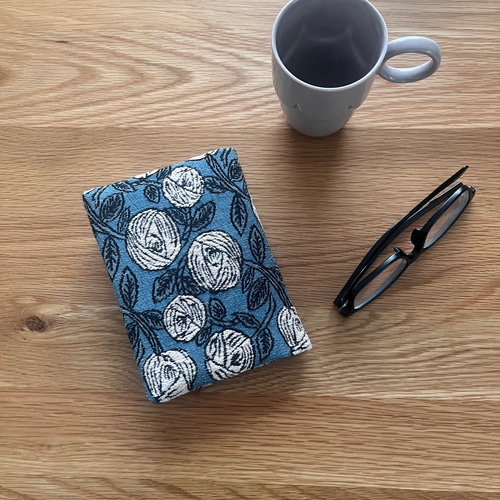 ミナペルホネン ブックカバー 文庫本 rosy mina perhonen の刺繍生地