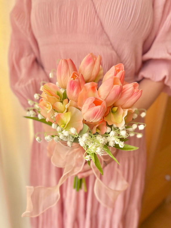 オレンジチューリップとスズランの韓国風ブーケ アーティフィシャル  