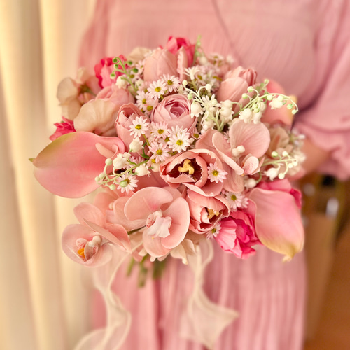 ピンクチューリップ　胡蝶蘭　ウェディングブーケ　造花　アーティフィシャルフラワー 大人可愛いくすみピンクのラウンドブーケ アーティフィシャルフラワー