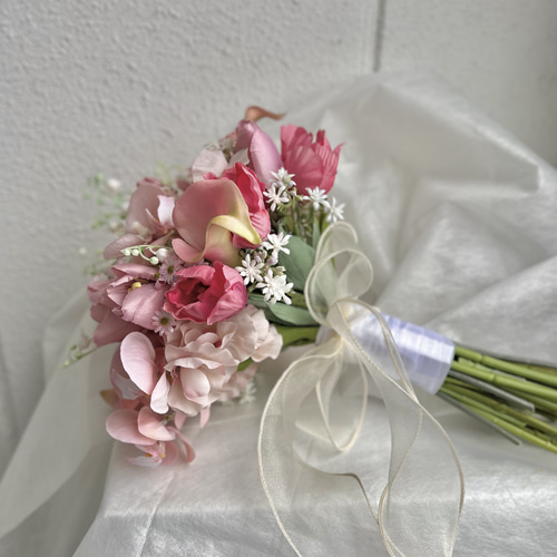 大人可愛いくすみピンクのラウンドブーケ アーティフィシャルフラワー