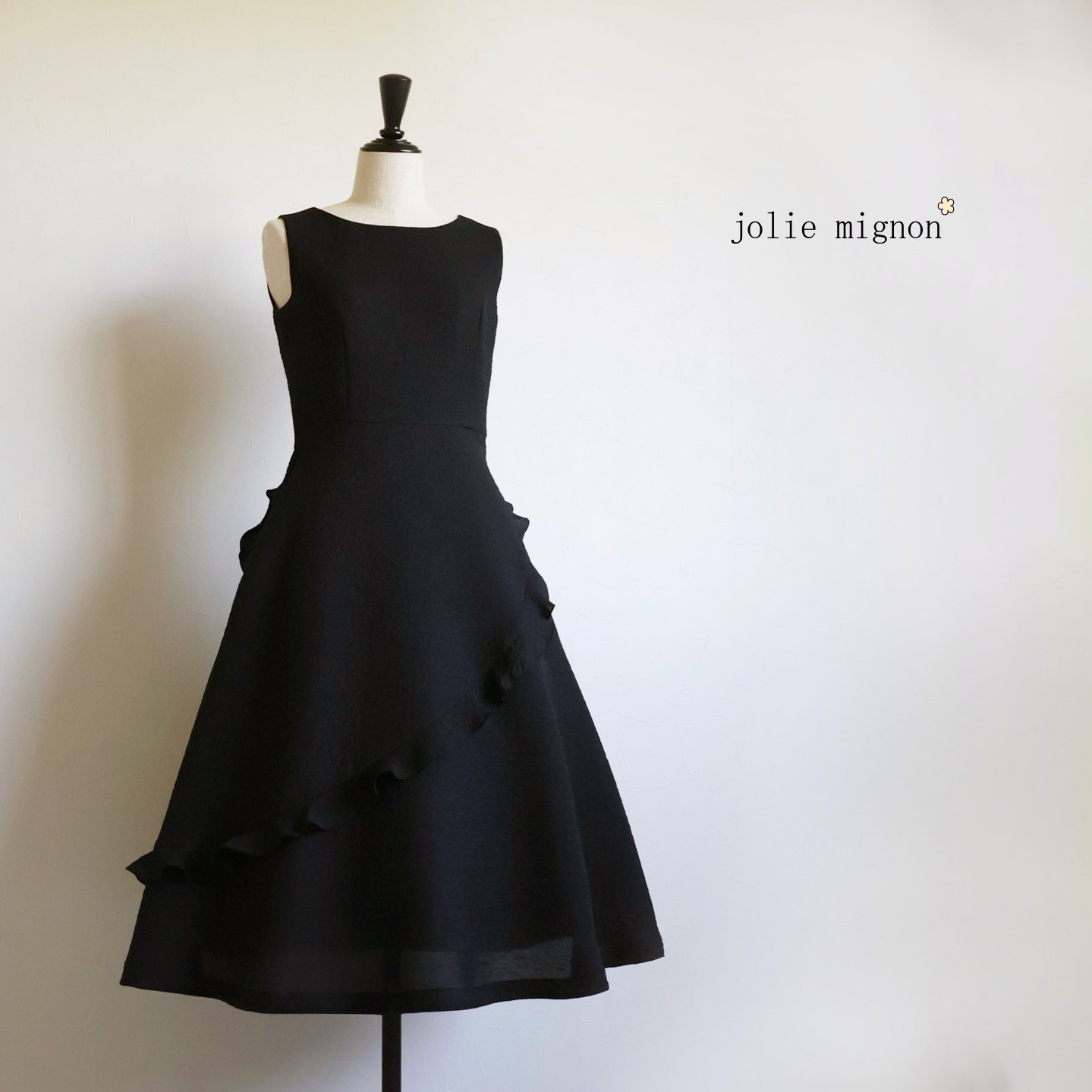 【春のオケージョンに！】ふくれジャガード フリル付きワンピース【ブラック】