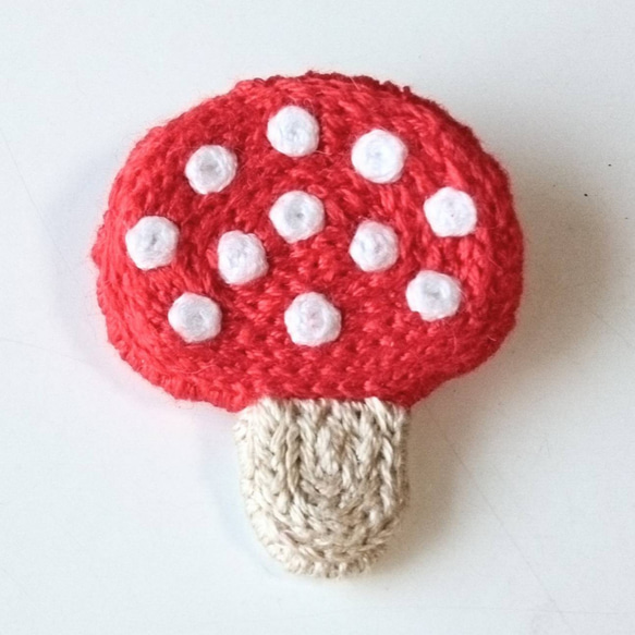 水玉きのこ 刺繍ブローチ 赤 白 バッジ 刺繍 刺しゅう キノコ かわいい