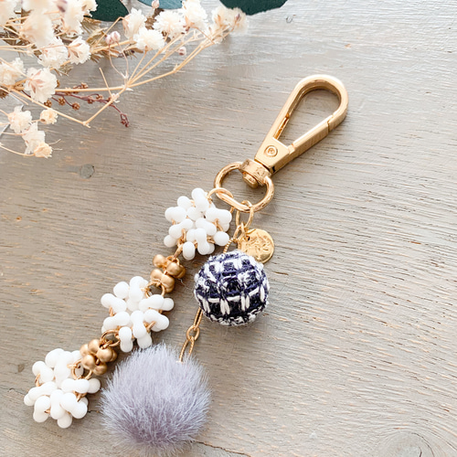大人かわいい つぶつぶガラスビーズとボールチャームのキーホルダー