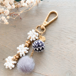 大人かわいい つぶつぶガラスビーズとボールチャームのキーホルダー