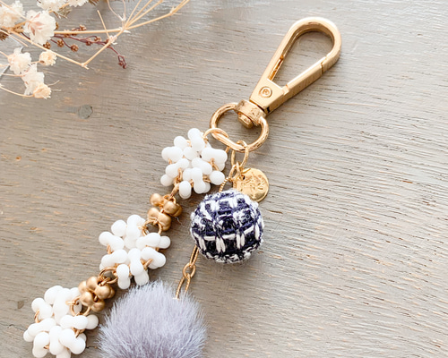 大人かわいい つぶつぶガラスビーズとボールチャームのキーホルダー