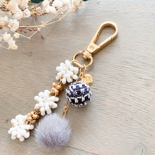 大人かわいい つぶつぶガラスビーズとボールチャームのキーホルダー