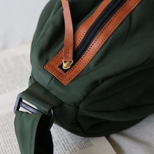 送料無料）軽量まぁるいボール ボディ バッグ クッション入ナイロン