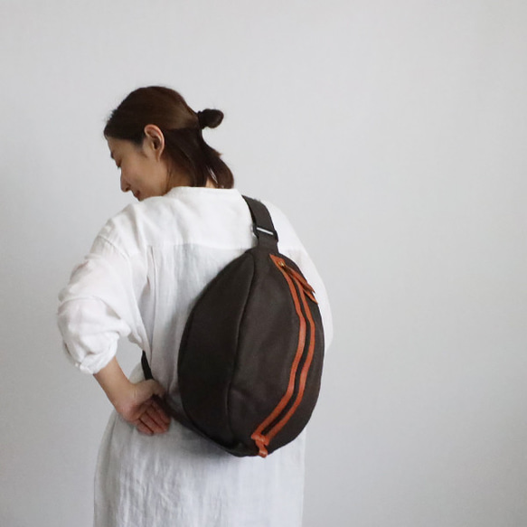 ラスト3（送料無料）軽量まぁるいボール ボディバッグ クッション入