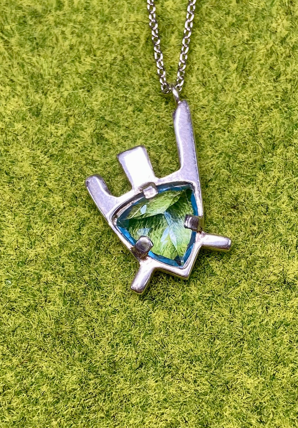 ブルートパーズ海亀ペンダントネックレス　ロジウムメッキ仕様